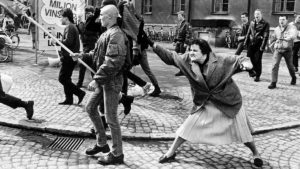 1985 vertrieb eine Schwedin mit ihrer Handtasche einen Neonazis. Ein Zeichen der Zivilcourage. Wir brauchen mehr dieser Zeichen.